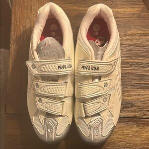 GUC- Pearl Izumi Cycling Shoes - White and Silver. Women’s. Size 41/9.